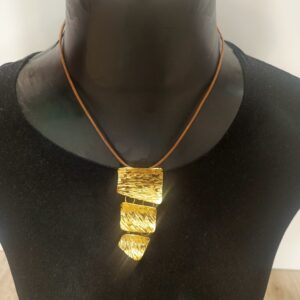 Collar con Cuero Marrón