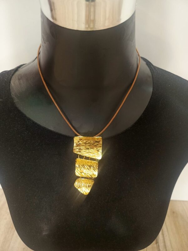 Collar con Cuero Marrón