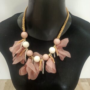Collar Bolas y Gasa Rosa