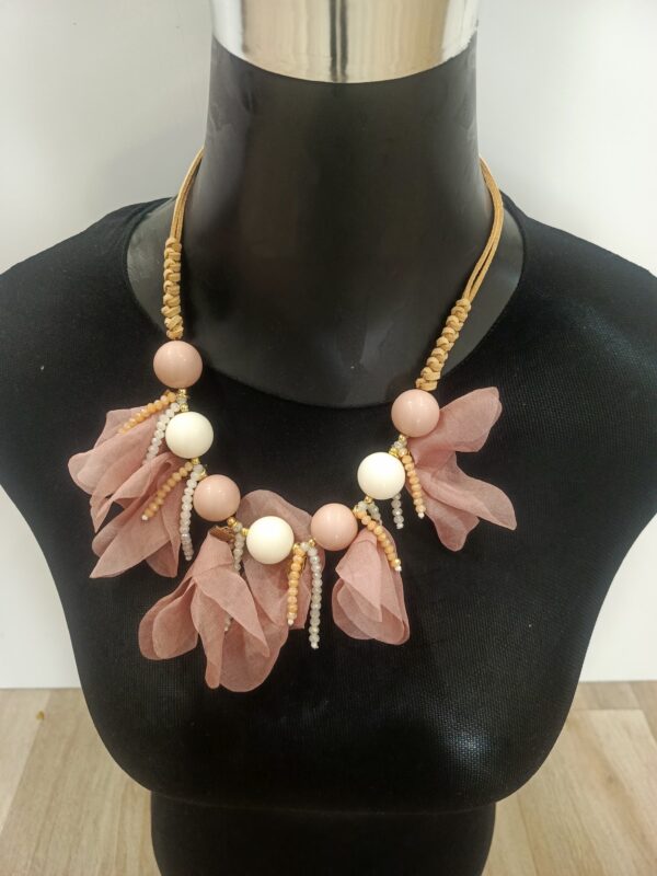 Collar Bolas y Gasa Rosa